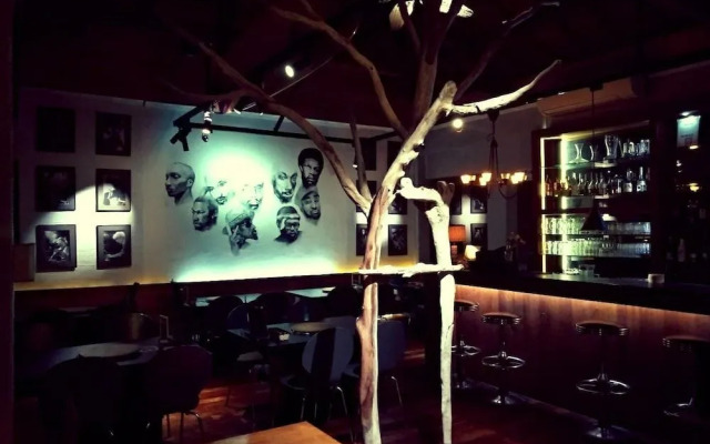 Peter's Cafe & Hostel