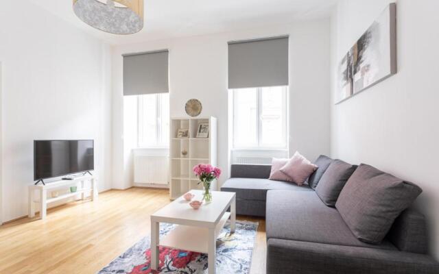 Charming Flat & Balcony near CentralStation Apt 5