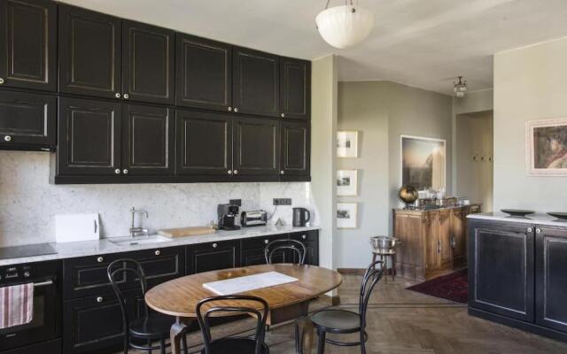 Luxury 2 bed apartment, central location with mountain views