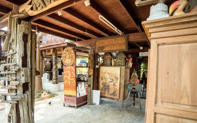 Boon Home Stay Arts and Crafts