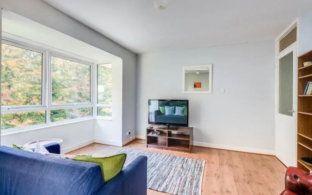 Top-floor Bright Sunny 3-bedroom Flat Sleeps 4