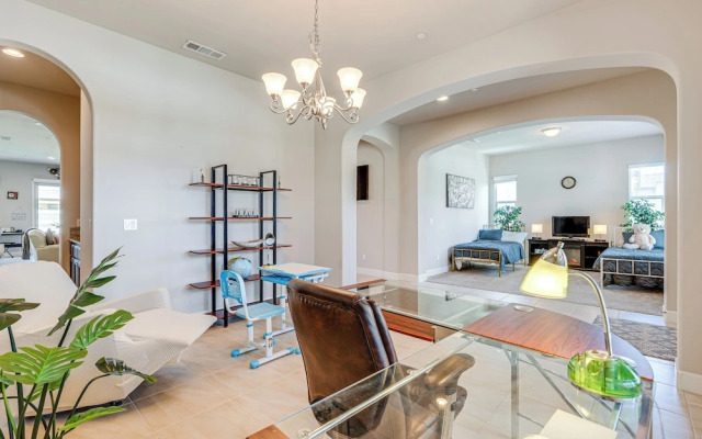Beautiful Bakersfield Home ~ 8 Mi to Downtown!