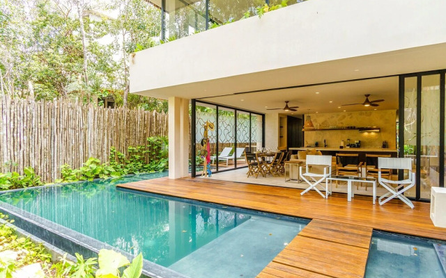 Gorgeous Flowy Space with Wrap-around Private Pool