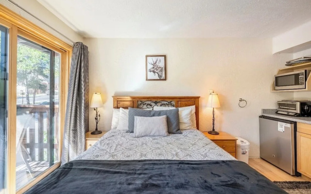 Four Oclock Lodge B06