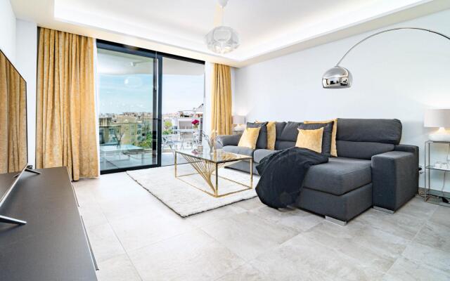 INF4.5P- modern 3 bed city apartment next to beach