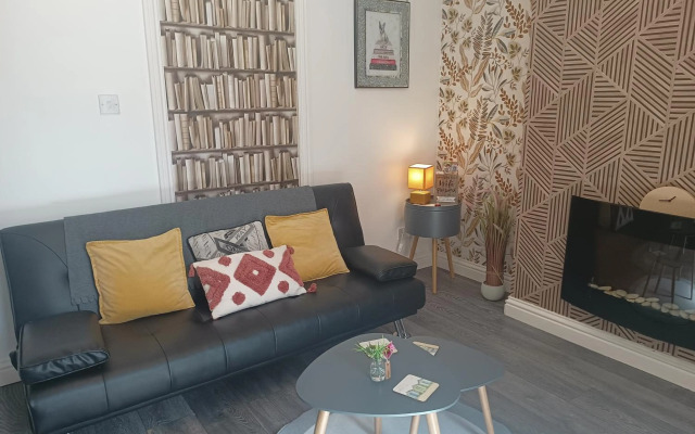 Beach Apartment - Sleeps 4, Garden & Parking