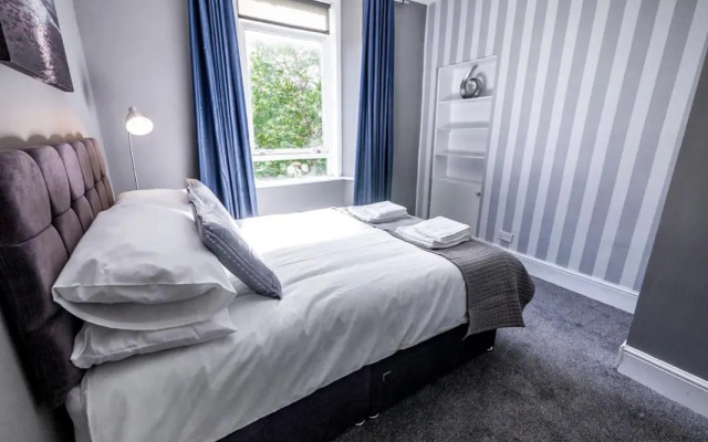 New Superhost Listing: Bright flat nr. University