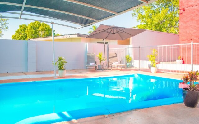 Palm Court Budget Motel Hostel/Backpackers