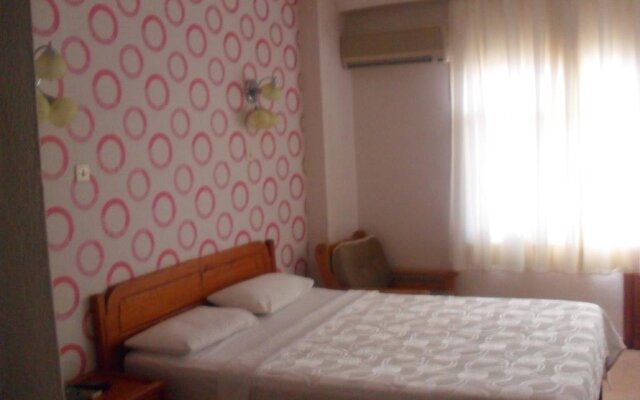 Tolya Otel(**)