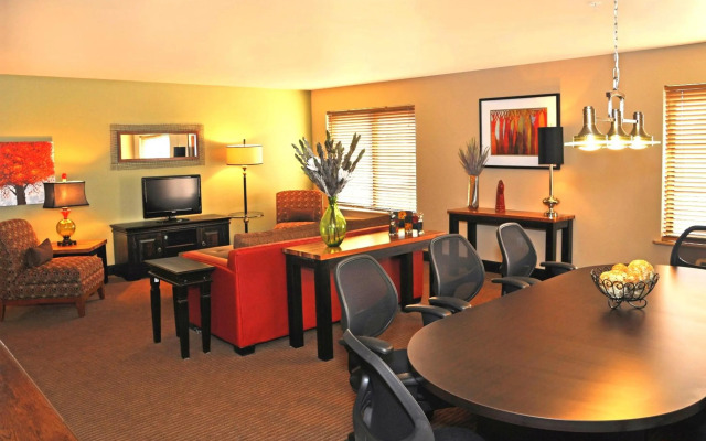 Oxford Suites Portland - Jantzen Beach
