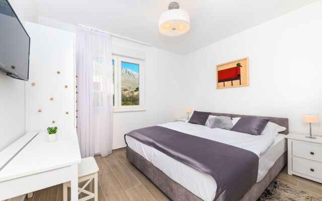 Luxurious Villa in Kaštel Gomilica With Pool