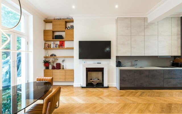Luxury 2BD Apartment in Holland Park