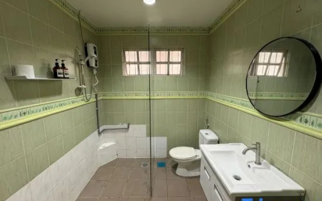 6 Bedroom 24 Pax Karaoke Pool Stay for Family OKR by Manhattan Group – Bathroom – Kuala Lumpur