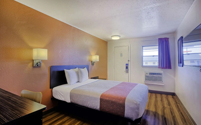 Motel 6 Sullivan, MO