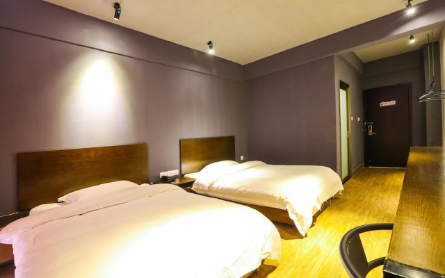 Comma Travel International Youth Hotel
