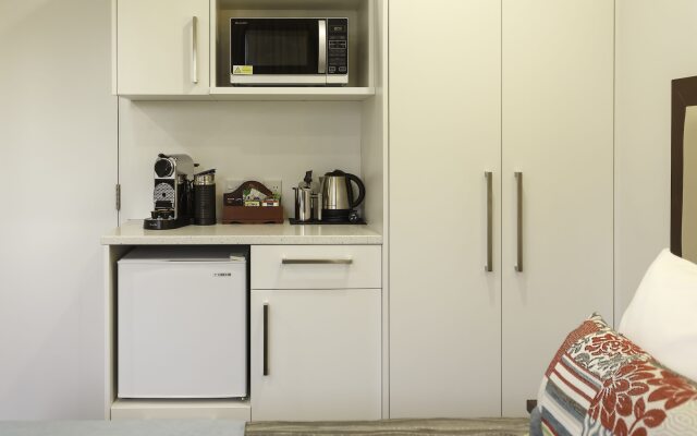 DeLorenzo's Studio Apartments