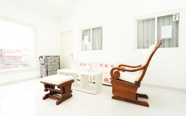 OYO 747 Cipunegara Residence