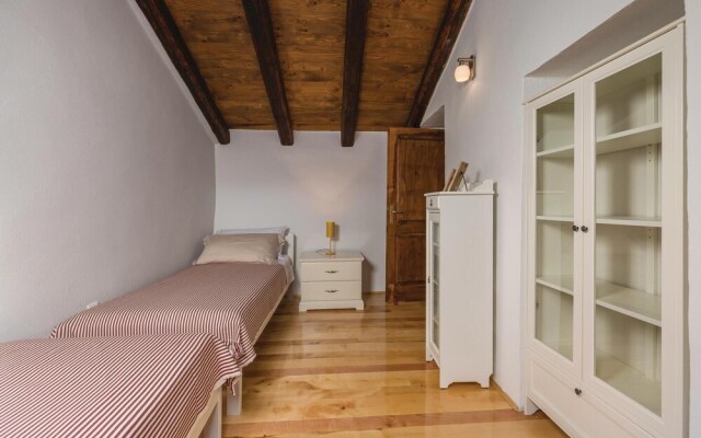 Beautiful Home in Kanfanar With Jacuzzi, Wifi and 7 Bedrooms