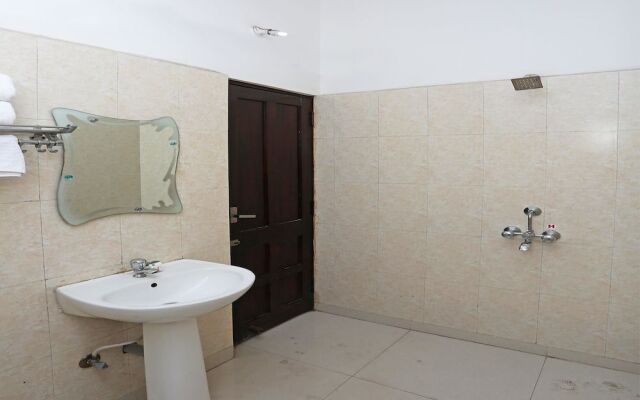Townhouse OAK Hotel MP Inn