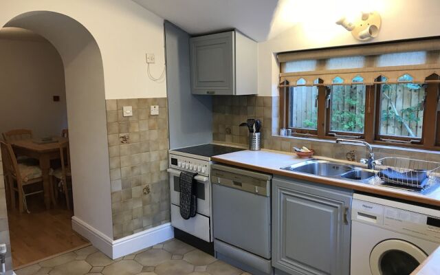 Melrose Lodge 4-bedroom house 1-bed flat