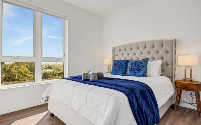 Luxury Apartment in Hollywood