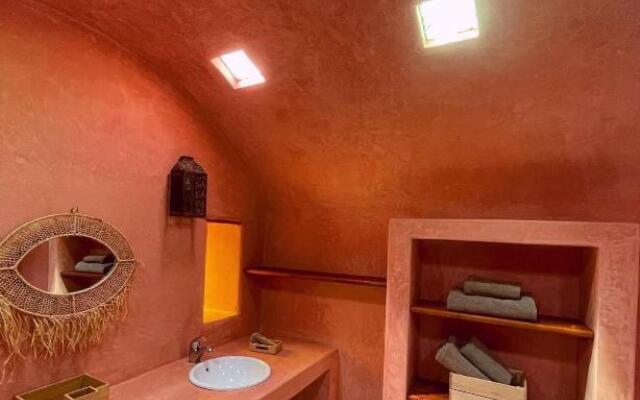 Atlantis 12, Maison d'hôtes et d'art