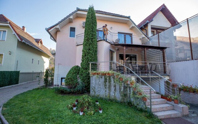 Flora Luxury House