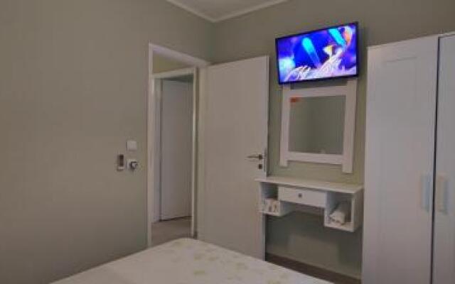 Garlis Apartments
