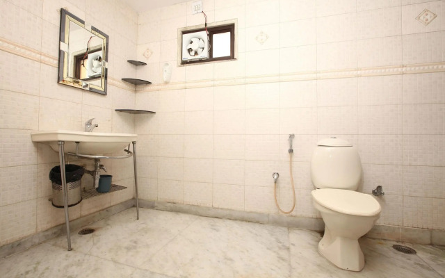 Roomshala 100 Hotel Anand - karol Bagh