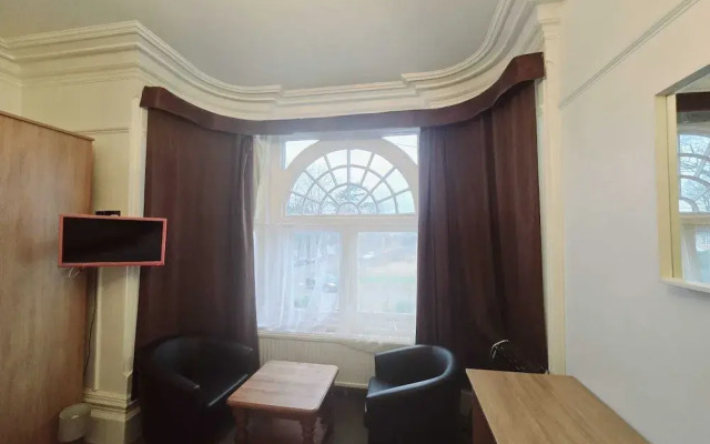 OYO Kingswood Hotel
