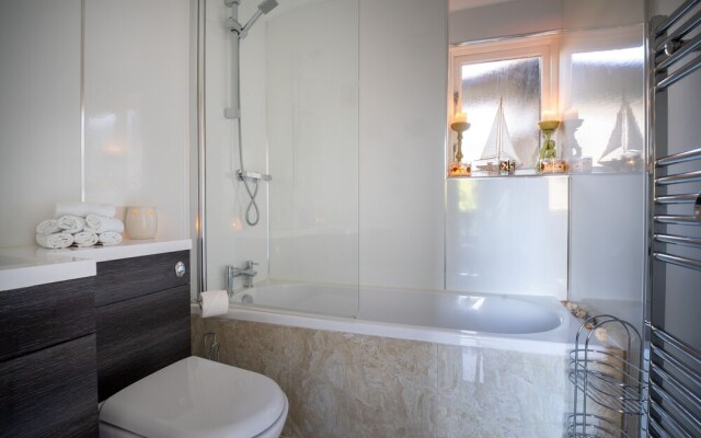 The Mews, With Free Private Parking, Windermere