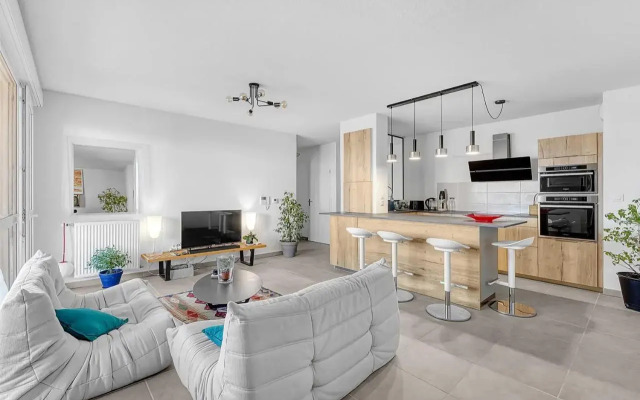 Beautiful And Spacious Apt At 19 Min From Downtown