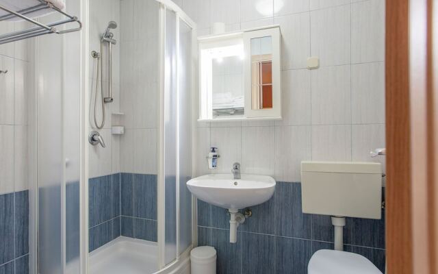 Apartment with Sea View And Ac, 12km From Sibenik