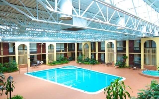 Super 8 Newport