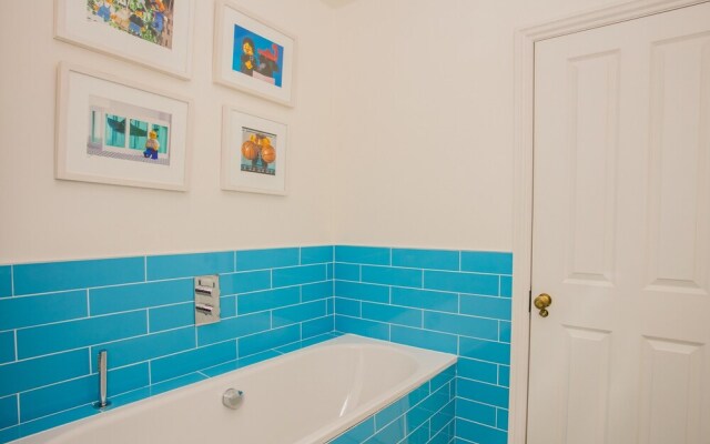 3 Bedroom Family Home Sleeps 6 in Camden
