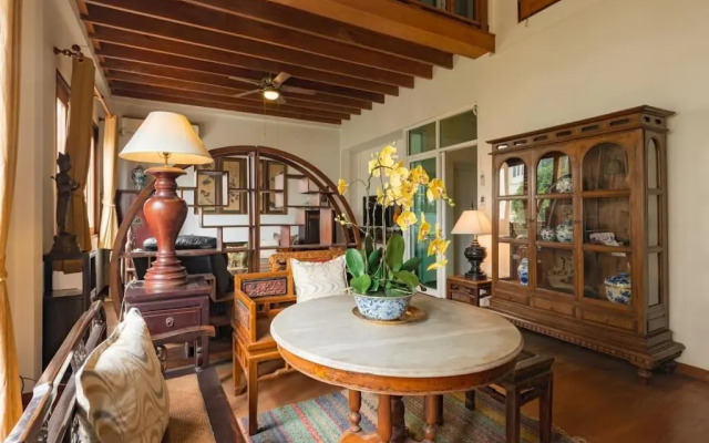 Artisan's Antique House - Silom