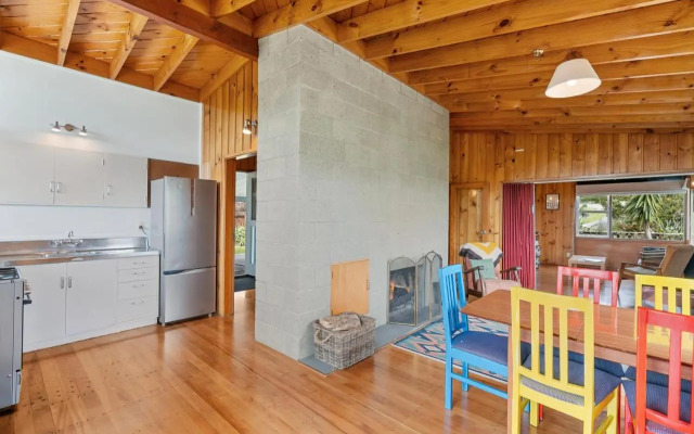 Queenie - Waikanae Beach Holiday Home