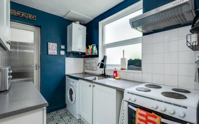 Cheerfull 3-bedroom Home With Parking Garden