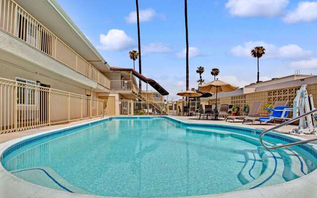 Super 8 by Wyndham Los Angeles-Culver City Area