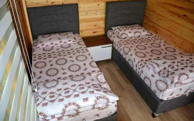 Nazli Cicek Apart