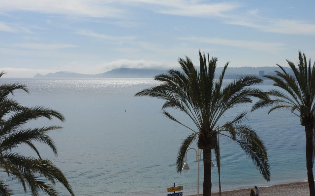 The Beach House - Studios & Suites