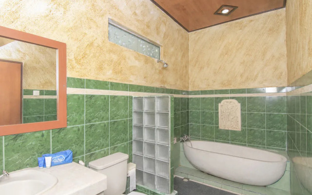 巴厘岛登巴萨艾里萨努尔德纳乌波索102酒店(Airy Sanur Danau Poso 102 Denpasar Bali)