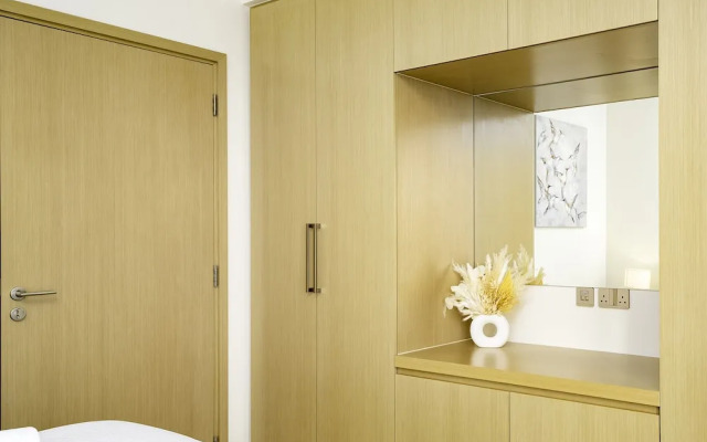 Sleek 1BR in Burj Royale with Canal View