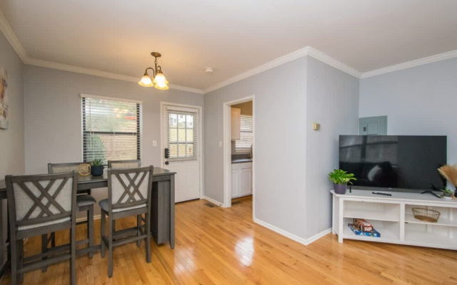 Walkable 2BR Condo Near Greenway Mission