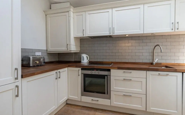 JOIVY Elegant 2-Bed Mews Flat Near Buckingham Palace
