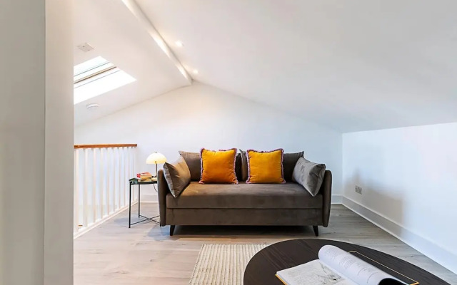 Stylish Chelsea Flat With Luxe Comfort & Charm