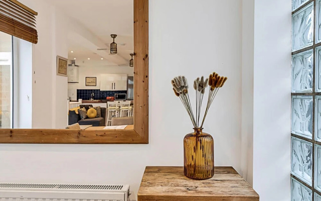 Modern Comfort Two Bedroom Gem on the Rye