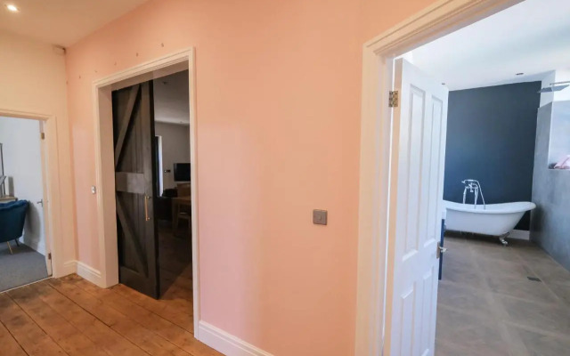 The Eden Warehouse - Pink Apartment (sleeps 4)