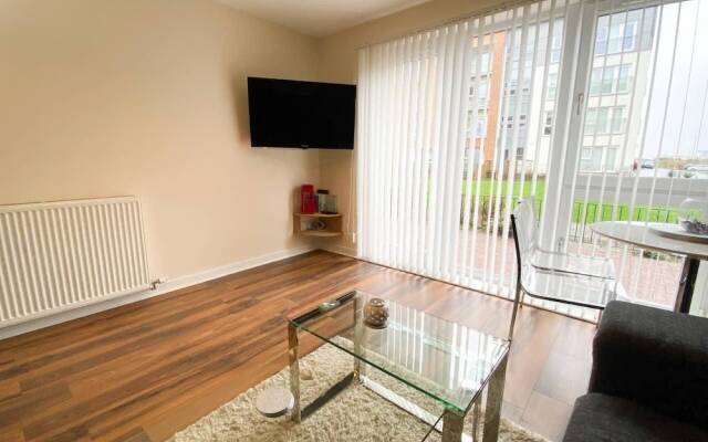 Glasgow Ellerslie Path 2bd Home - Parking