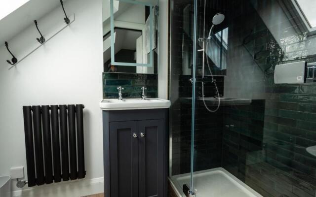 Stylish one bedroom Cotswold Coach House Tetbury